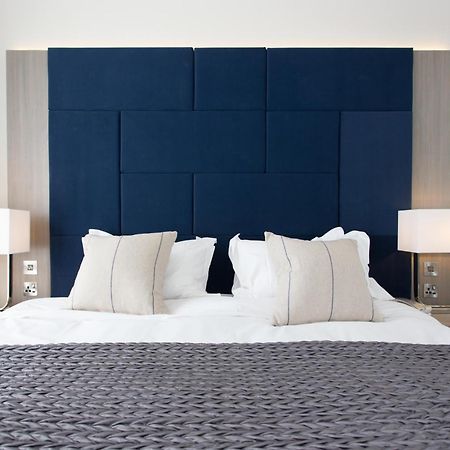 ดันอลาสแทร์ โฮเทล สวีท Hotel คินล็อครานัค ภายนอก รูปภาพ A bed with a headboard