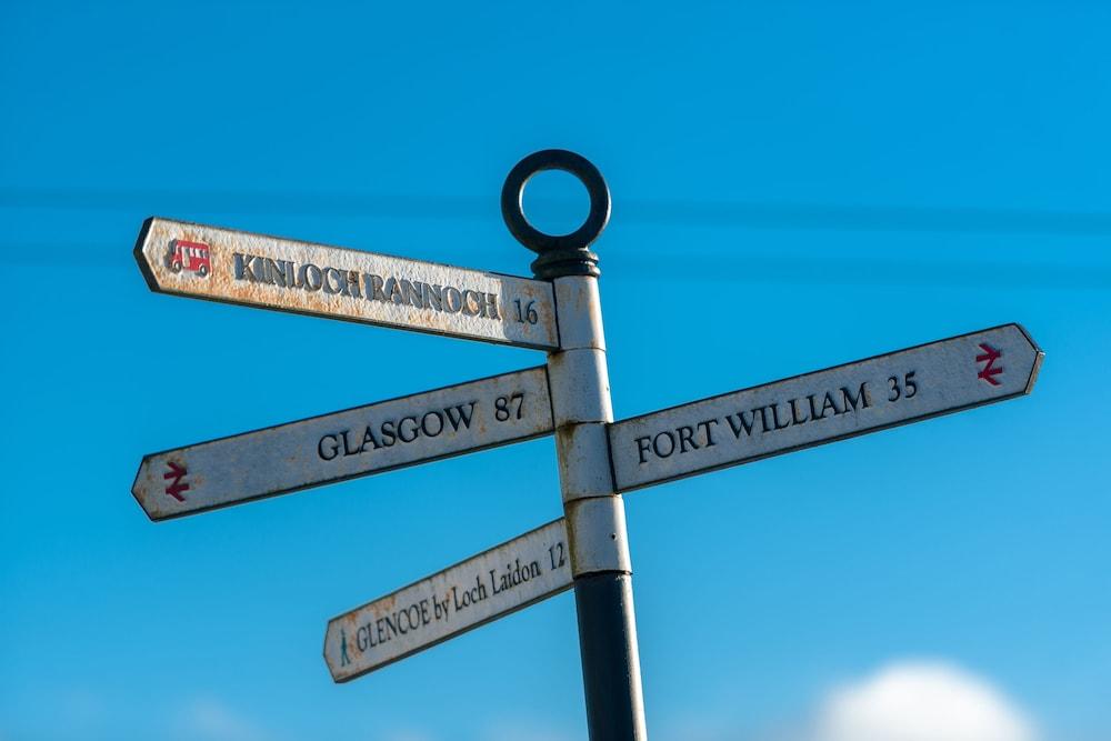 ดันอลาสแทร์ โฮเทล สวีท Hotel คินล็อครานัค ภายนอก รูปภาพ Signpost on the West Highland Way