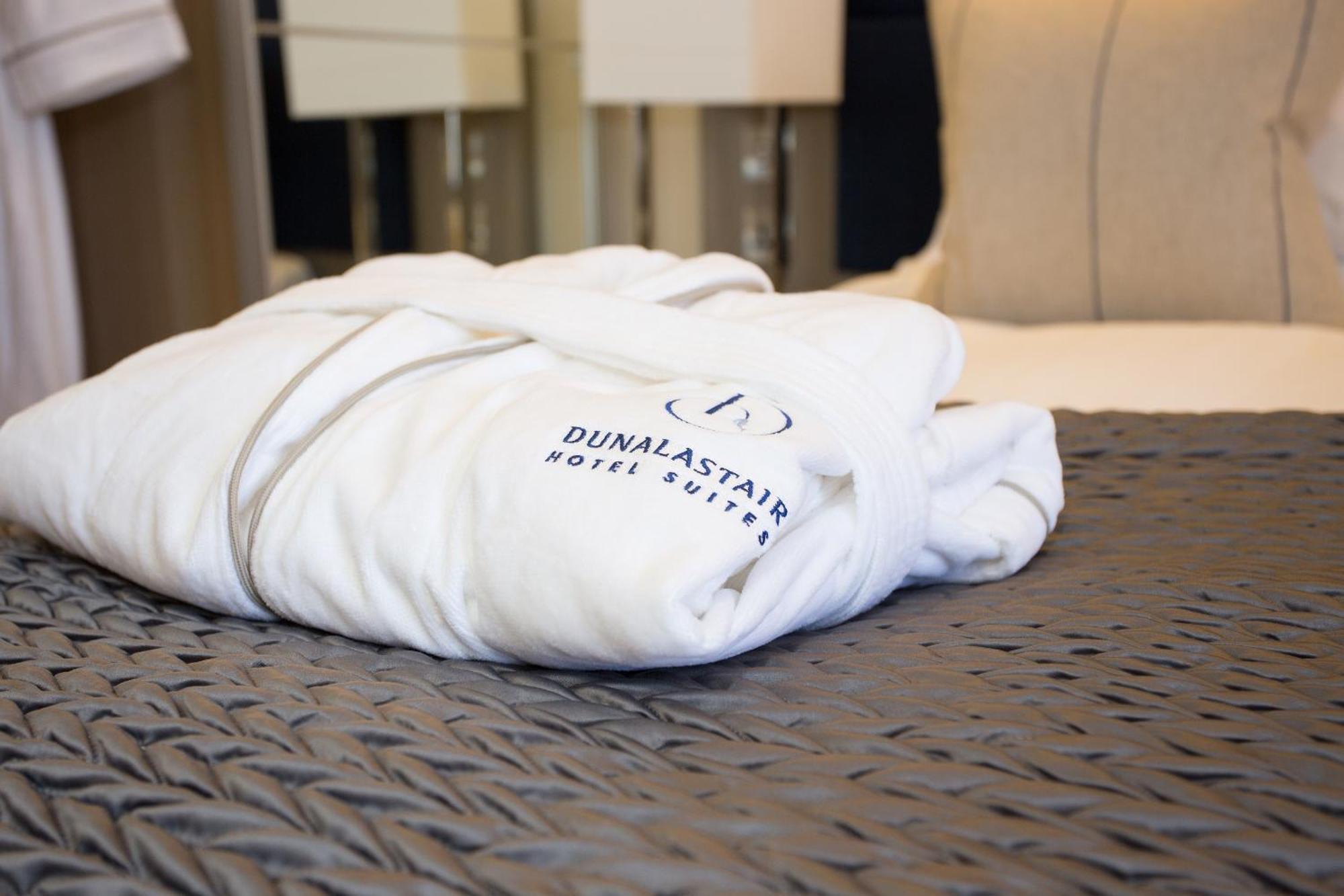 ดันอลาสแทร์ โฮเทล สวีท Hotel คินล็อครานัค ห้อง รูปภาพ A bathrobe