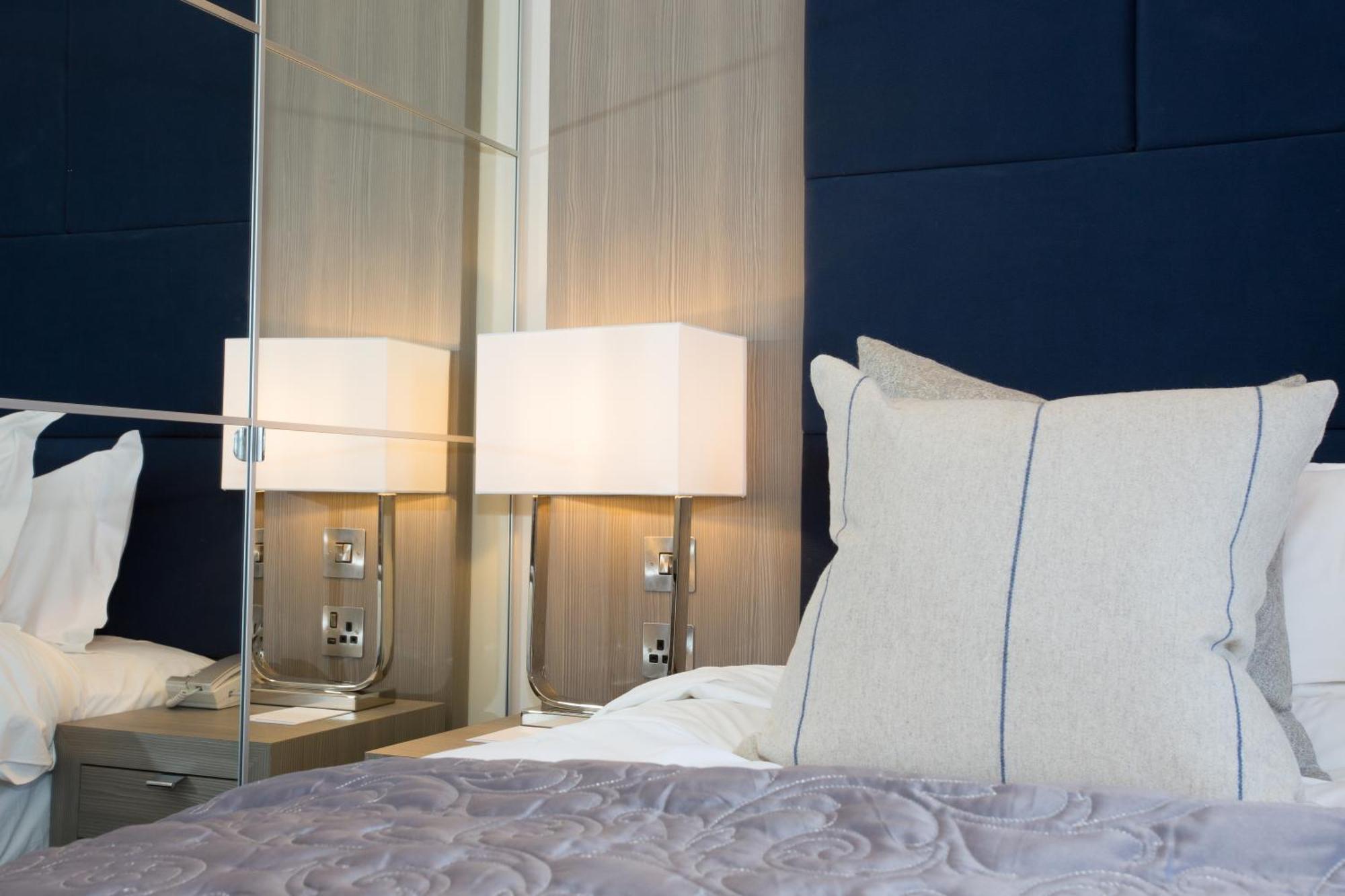ดันอลาสแทร์ โฮเทล สวีท Hotel คินล็อครานัค ภายนอก รูปภาพ A bed with a headboard