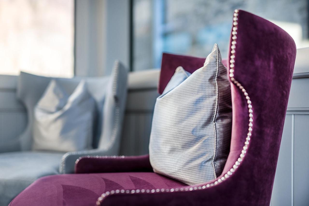 ดันอลาสแทร์ โฮเทล สวีท Hotel คินล็อครานัค ภายนอก รูปภาพ A chair upholstered in velvet