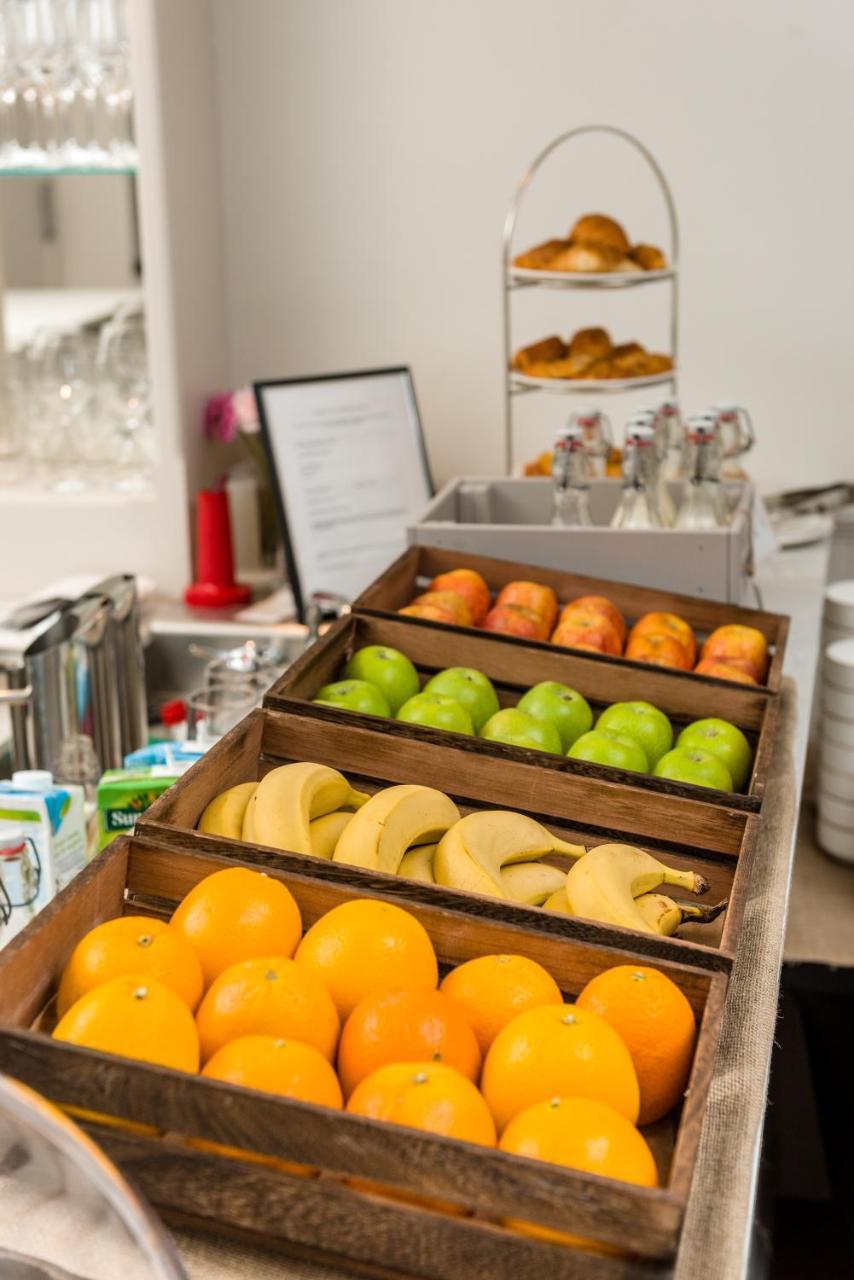 ดันอลาสแทร์ โฮเทล สวีท Hotel คินล็อครานัค ภายนอก รูปภาพ Fruit at a buffet