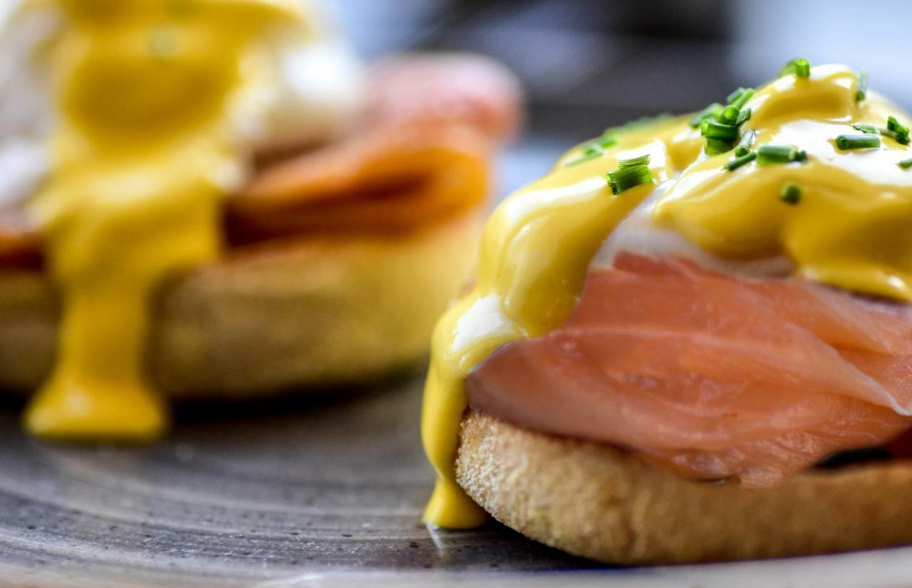 ดันอลาสแทร์ โฮเทล สวีท Hotel คินล็อครานัค ภายนอก รูปภาพ A ham and cheese sandwich with a side of cheese sauce